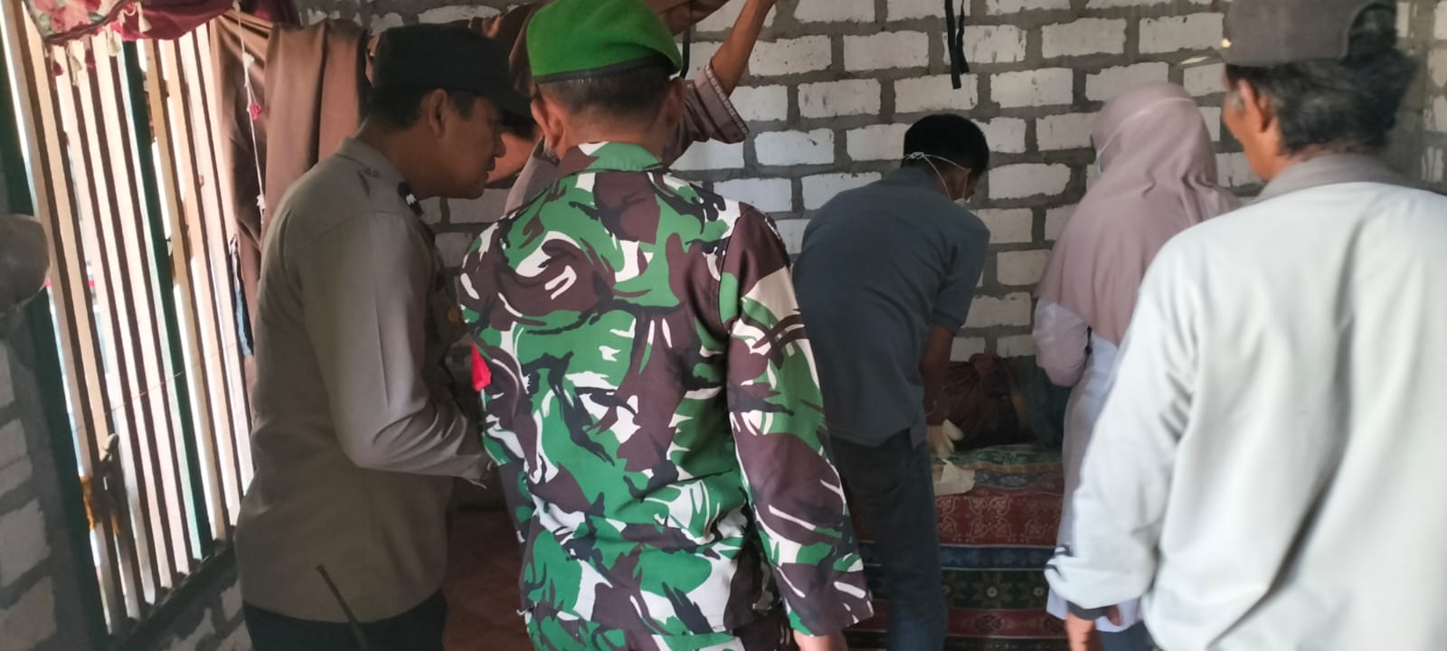 DIEVAKUASI : Anggota Polsek Benjeng dibantu tim medis dan warga melakukan evakuasi korban kesetrum di persawahan Dusun Jogodalu, Desa Jogodalu Kecmatan Benjeng, Gresik