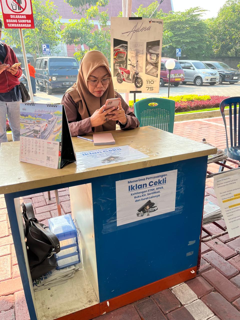 Stand kepengurusan iklan kehilangan STNK dan BPKB yang berlokasi di samsat gresik.