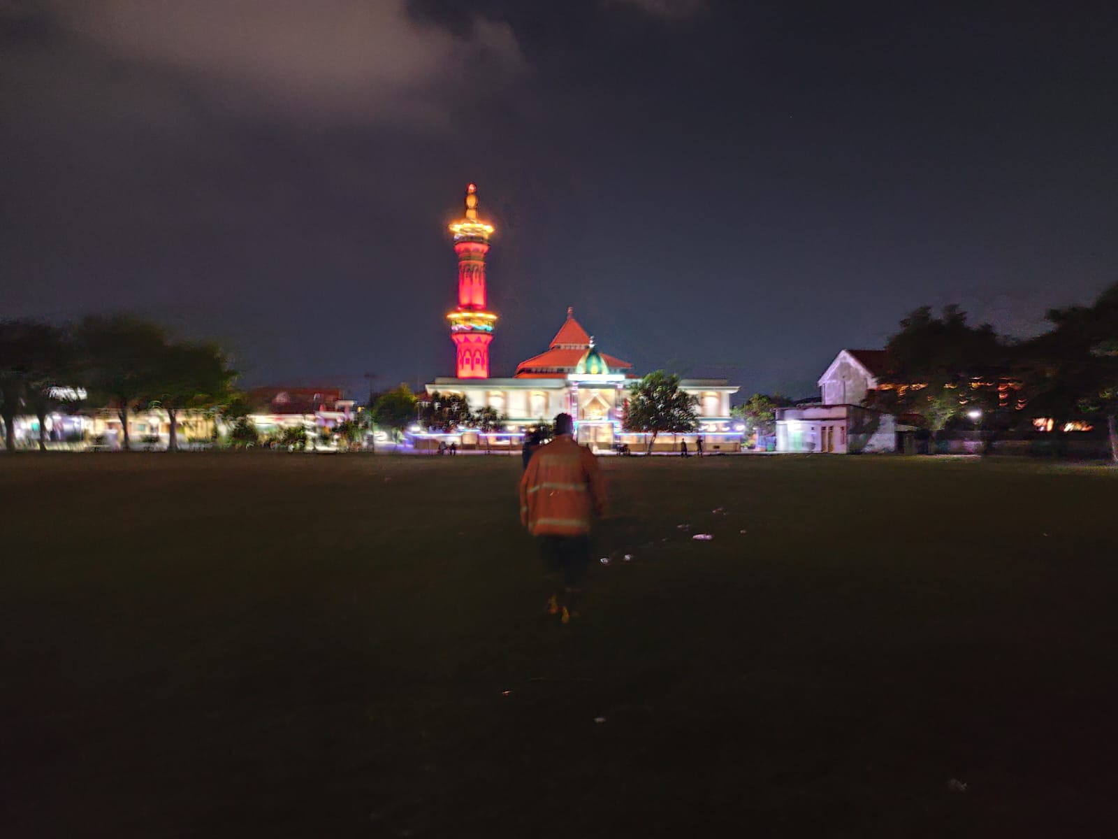 DIEVAKUASI : Petugas Damkar Gresik saat melakukan evakuasi drone milik warga yang tersangkut di Pohon Tinggi di Perumahan Pongangan Indah Jalan Pasir Raya XII, Desa Pongangan, Kecamatan Manyar, Gresik