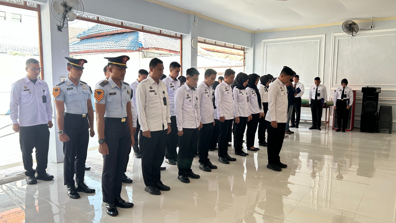 DOA BERSAMA : Petugas Rutan Kelas IIB Gresik saat menggelar doa bersama untuk kepedulian dan solidaritas bagi keselamatan bangsa Indonesia.