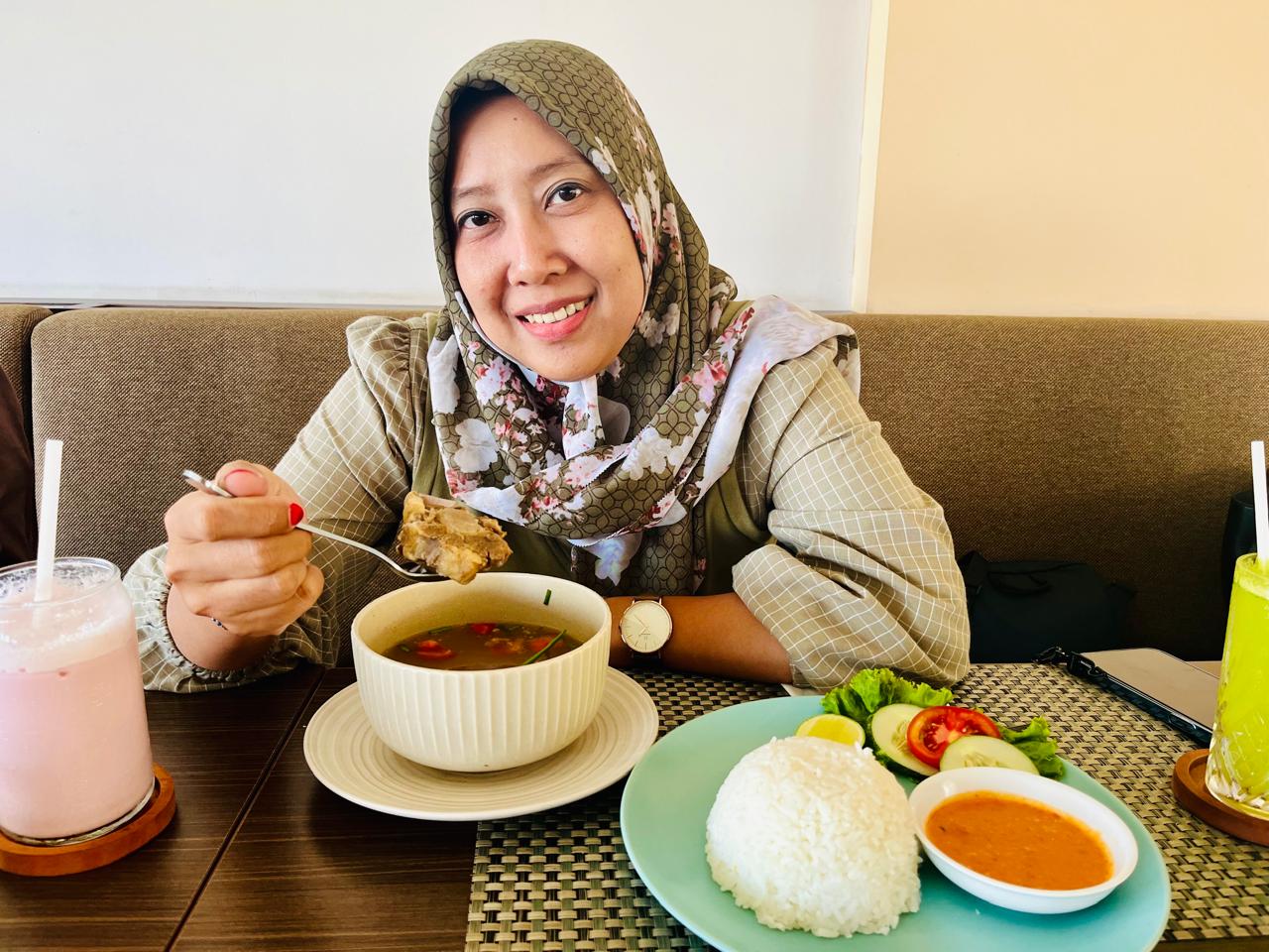 CITA RASA OTENTIK : Asem-Asem Buntut di Hotel Santika Gresik merupakan Hidangan dengan cita rasa asam-pedas autentik ini dibuat dengan potongan daging pilihan yang empuk.