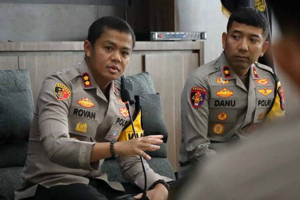 Kapolres Gresik, AKBP Rovan Richard Mahenu (kiri) didampingi Wakapolres Gresik, Kompol Danu Anindito.
