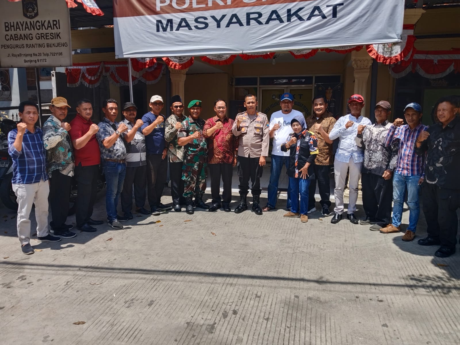 KOMPAK : Sejumlah elemen masyarakat kompak turun membantu Pemkab, TNI dan Polisi Gresik untuk menjaga kabupaten Gresik.