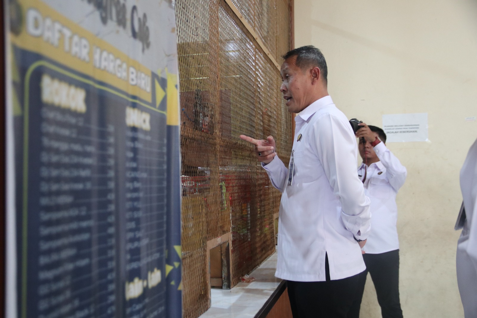 MENINJAU : Kakanwil Ditjenpas Jatim Kadiyono didampingi Kepala Rutan Gresik Yuliawan Dwi Nugroho saat meninjau kebersihan, kerapihan blok hunian dan layanan di Rutan Gresik.