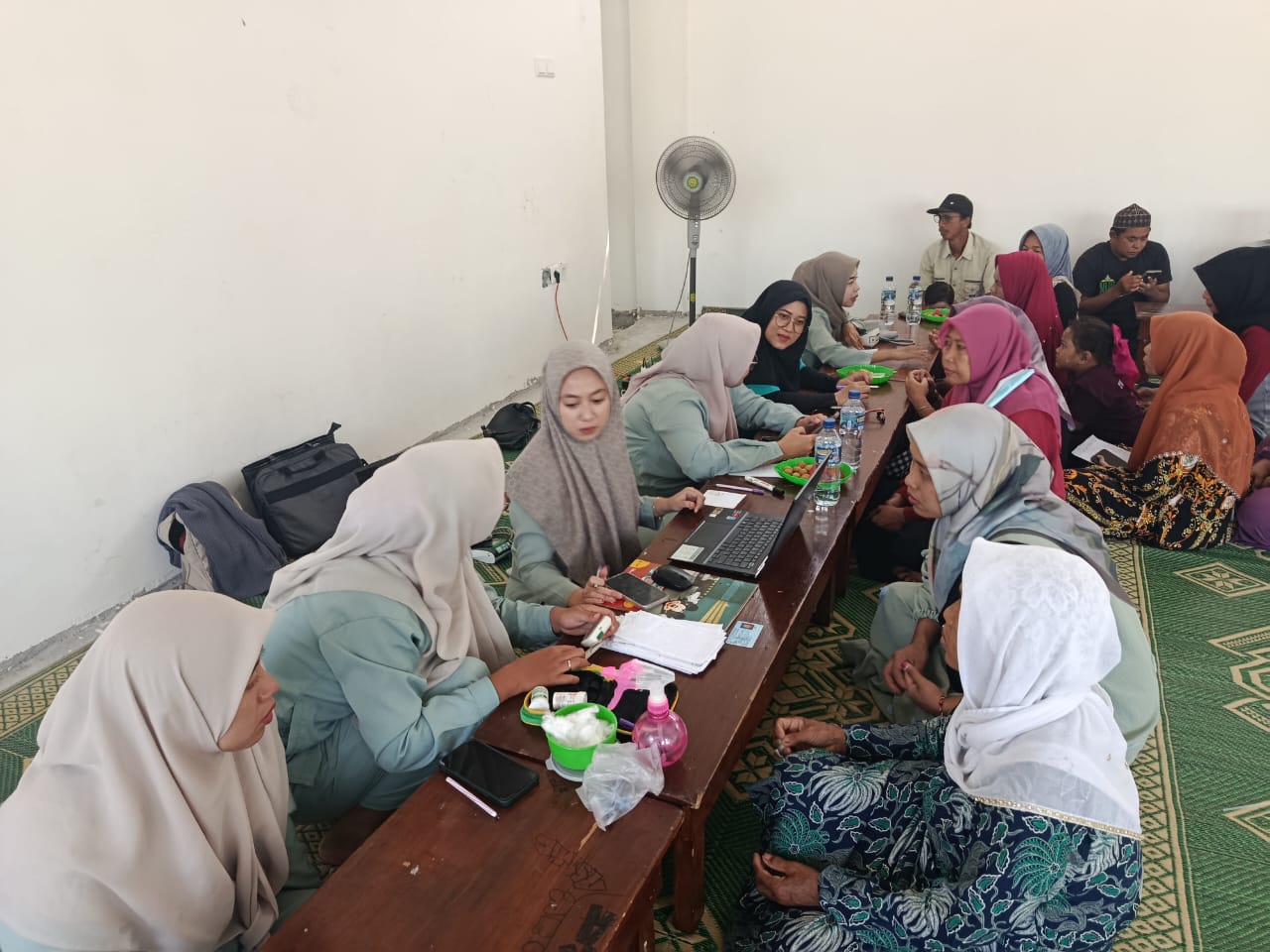 GELAR : Pengobatan gratis kepada warga Lowatu Dukun Gresik