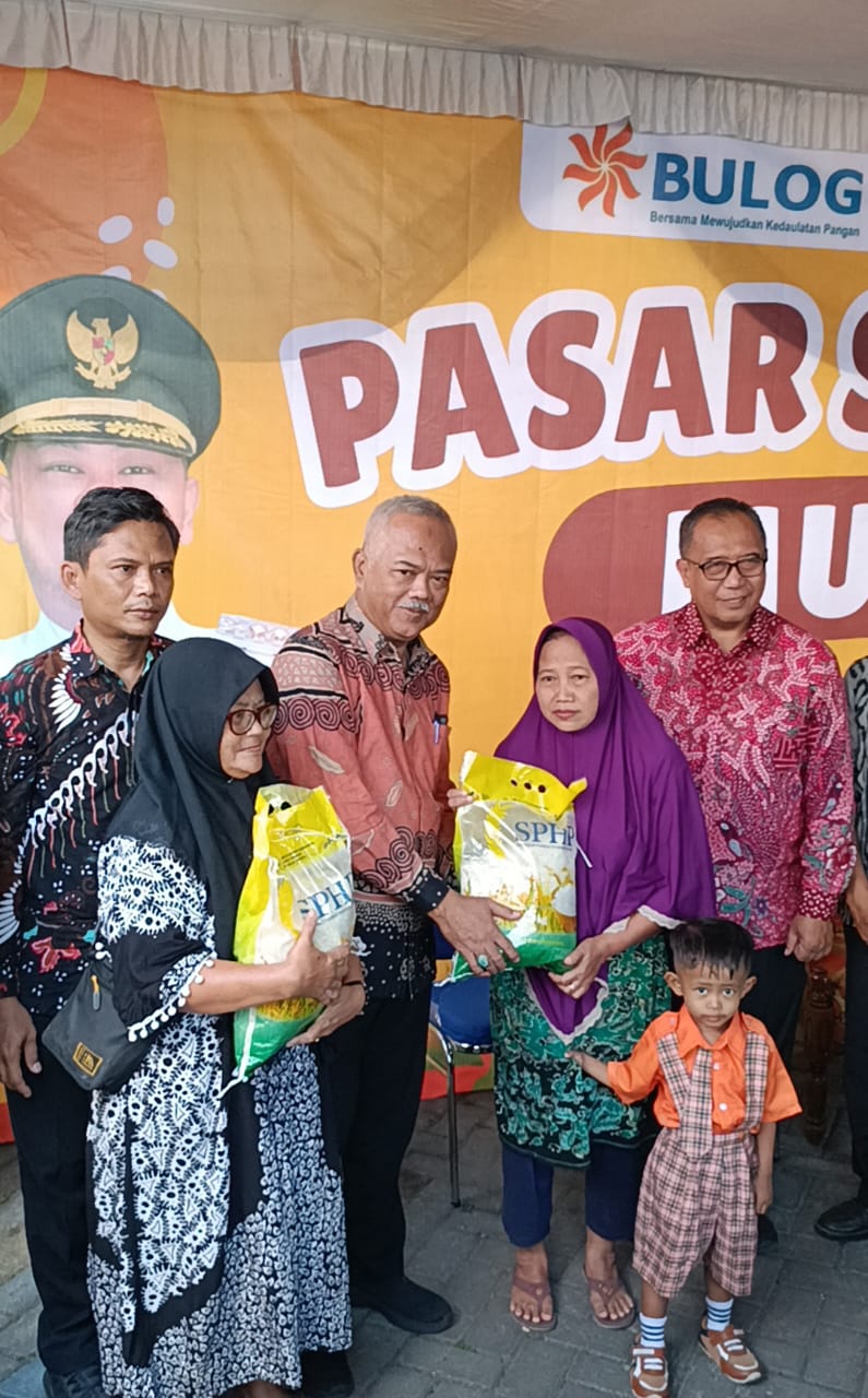 SUASANA : Gerakan pangan murah di kantor kelurahan Tlogopojok, Kecamatan Gresik.