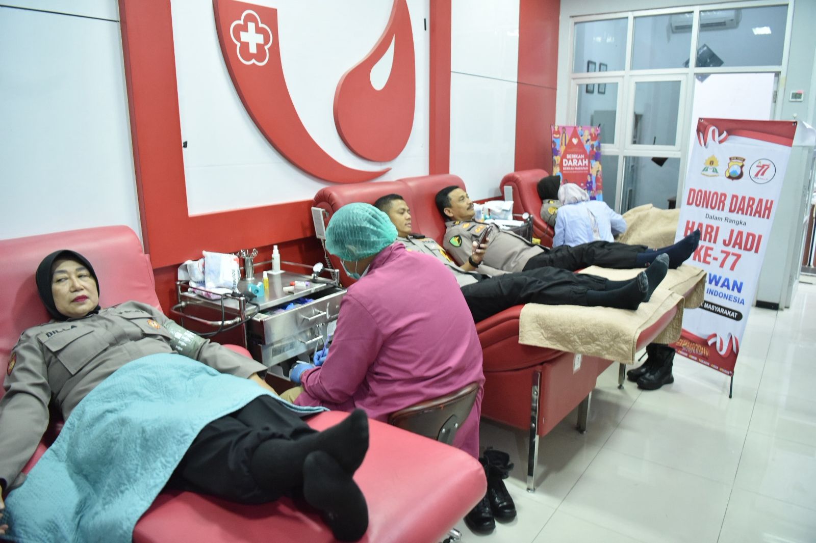 DIAMBIL DARAH : Polwan Polres Gresik saat menyumbangkan darahnya untuk masyarakat Gresik yang membutuhkan.