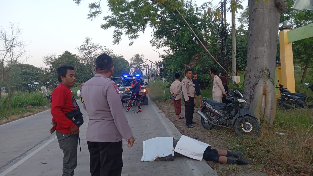 TERGELETAK : Seorang pengendara sepeda motor tergeletak meninggal dunia diduga akibat serangan Jantung di Jalan Raya Morowudi Cerme, Gresik.