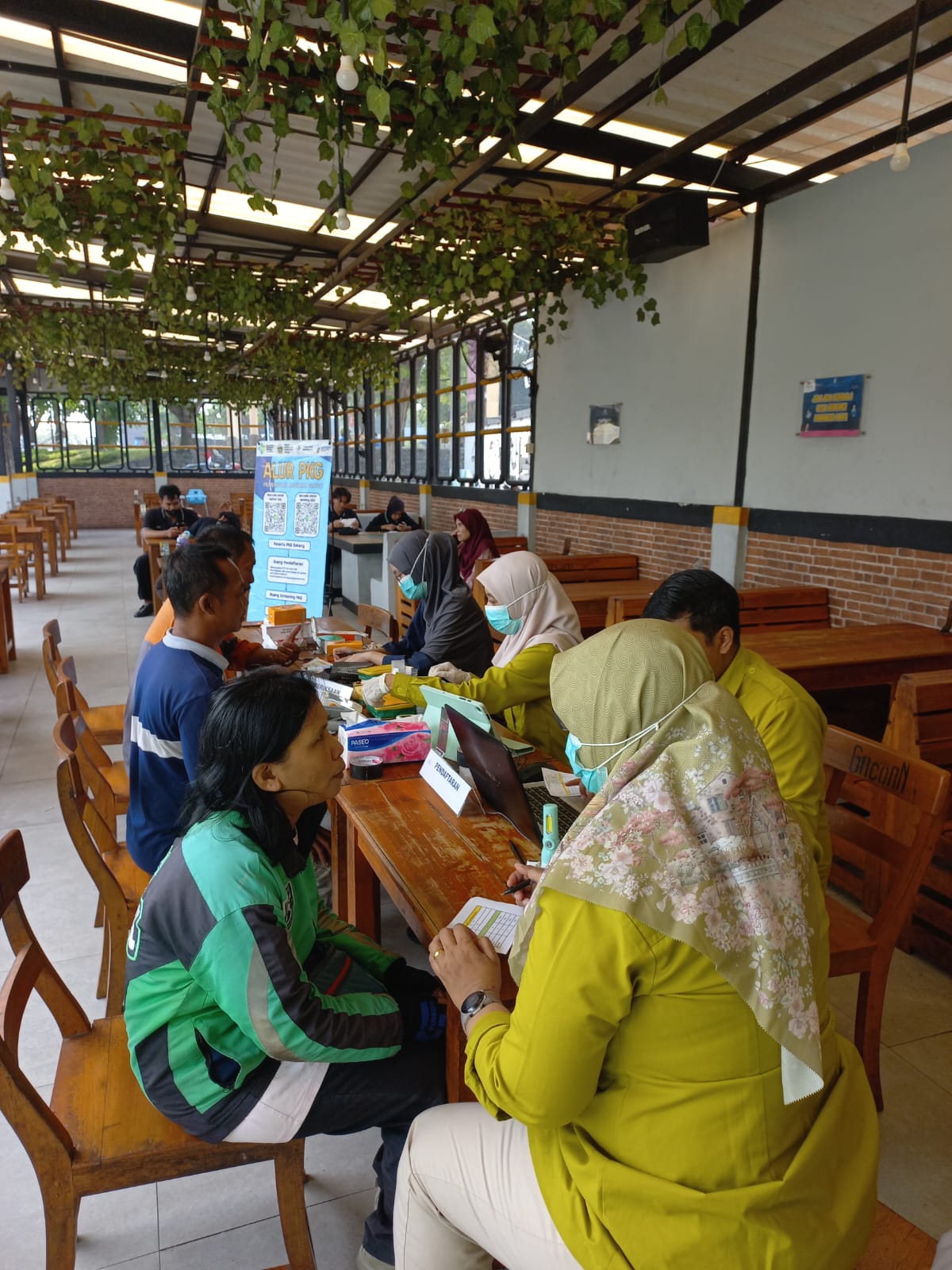 PEMERIKSAAN : Para driver ojol melakukan pemeriksaan di GKB Gresik