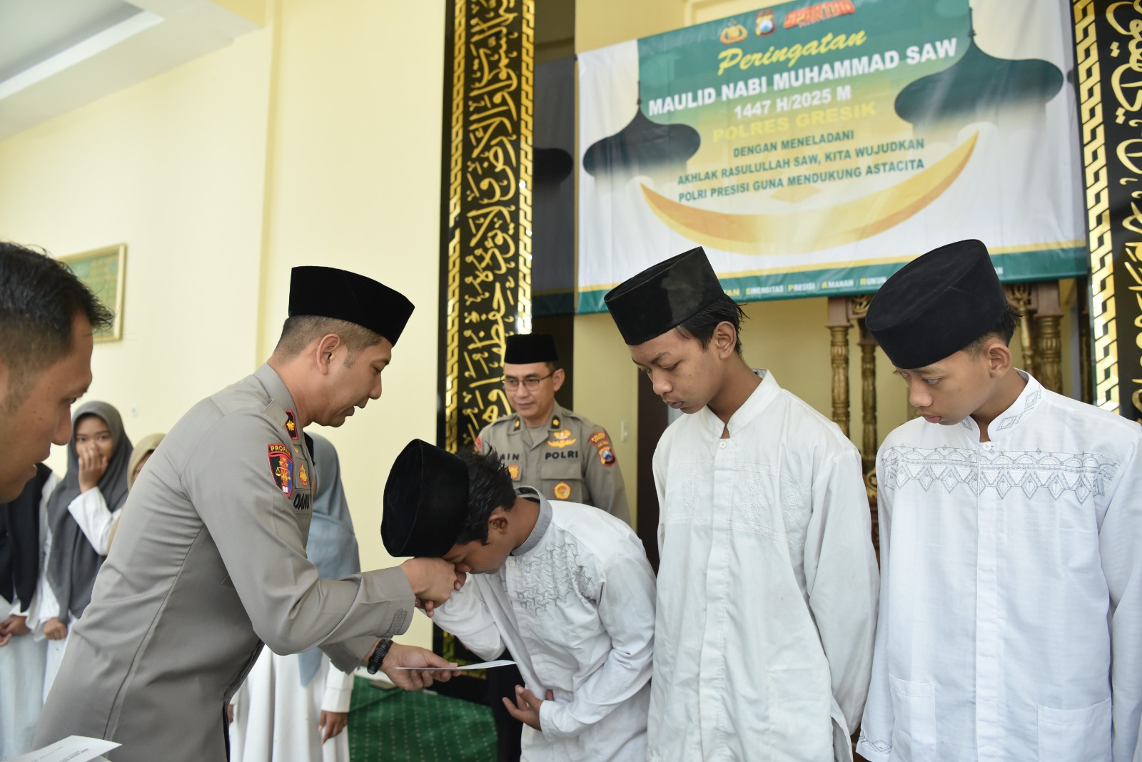MAULID NABI : Anggota Polres Gresik saat memperingati Maulid Nabi Muhammad SAW 1447 H di Masjid Al-Aziz, Mapolres Gresik.