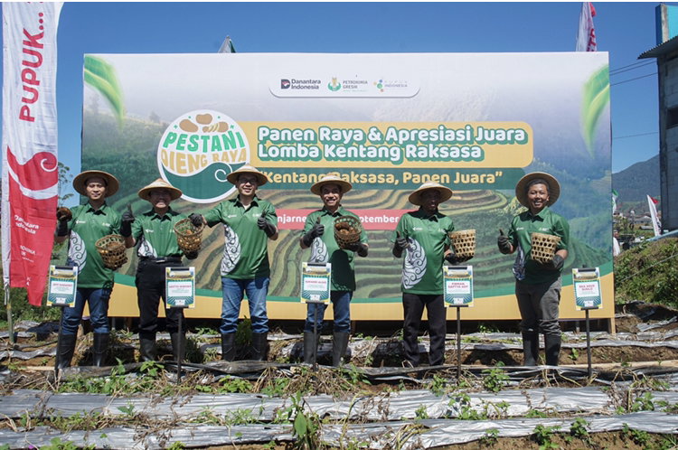 Komisaris Utama PG, Suhardi Alius (4 dari kiri) bersama DKU PG, Adityo Wibowo (3 dari kiri) dan jajaran manajemen Petrokimia Gresik saat panen bersama pada acara Panen Raya.