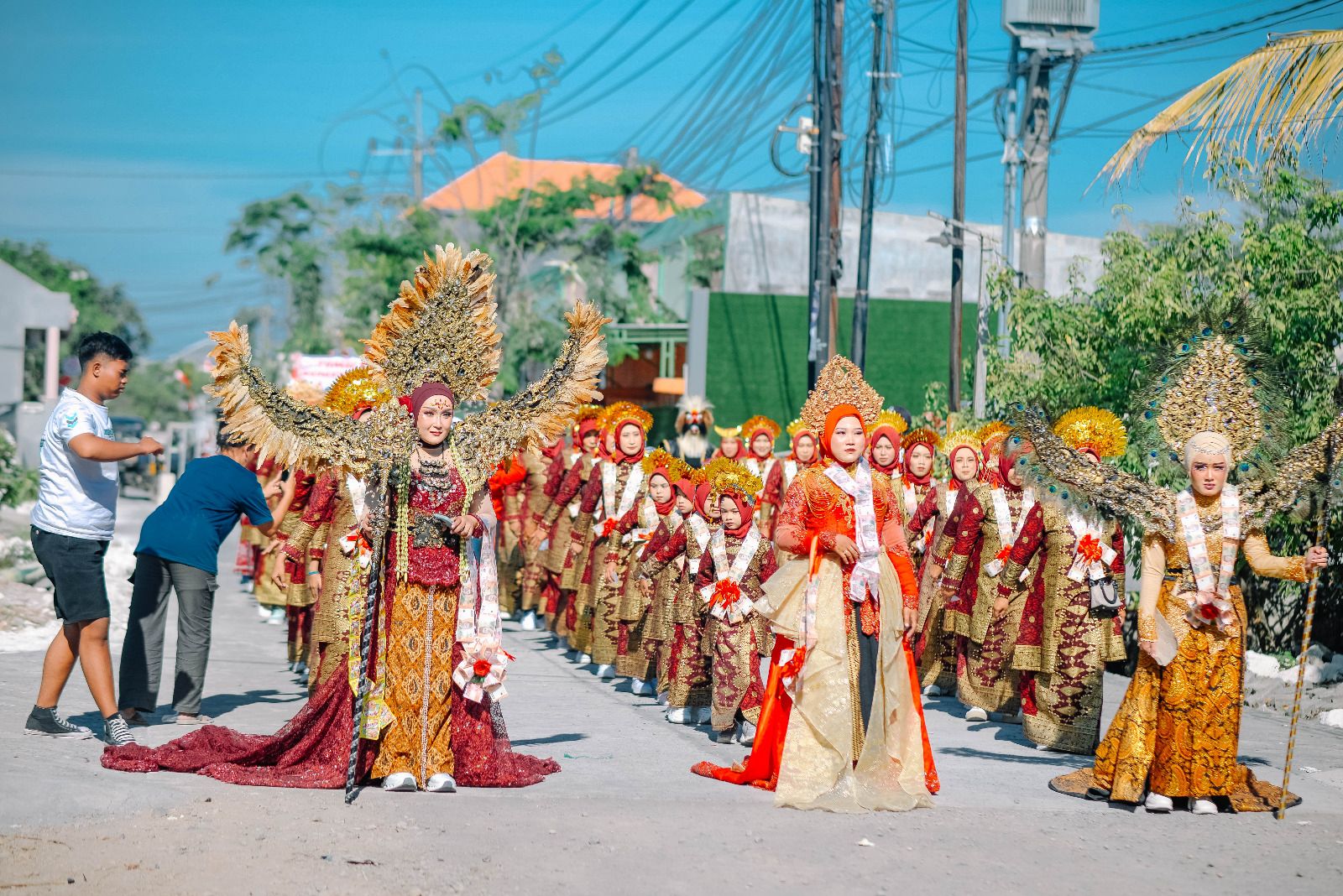 SUASANA : Para peserta karnaval memakai pakaian budaya Palembang.