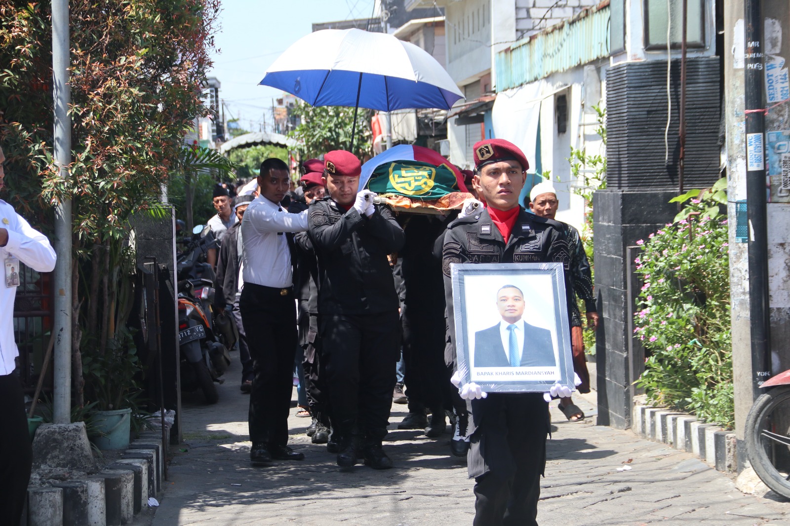 BELASUNGKAWA : Kepala Rutan Kelas IIB Gresik Yuliawan Dwi Nugroho saat meburkan bunga di makam pegawainya yang meninggal dan tutun berduka atas kehilangan satu pegawai terbaiknya.