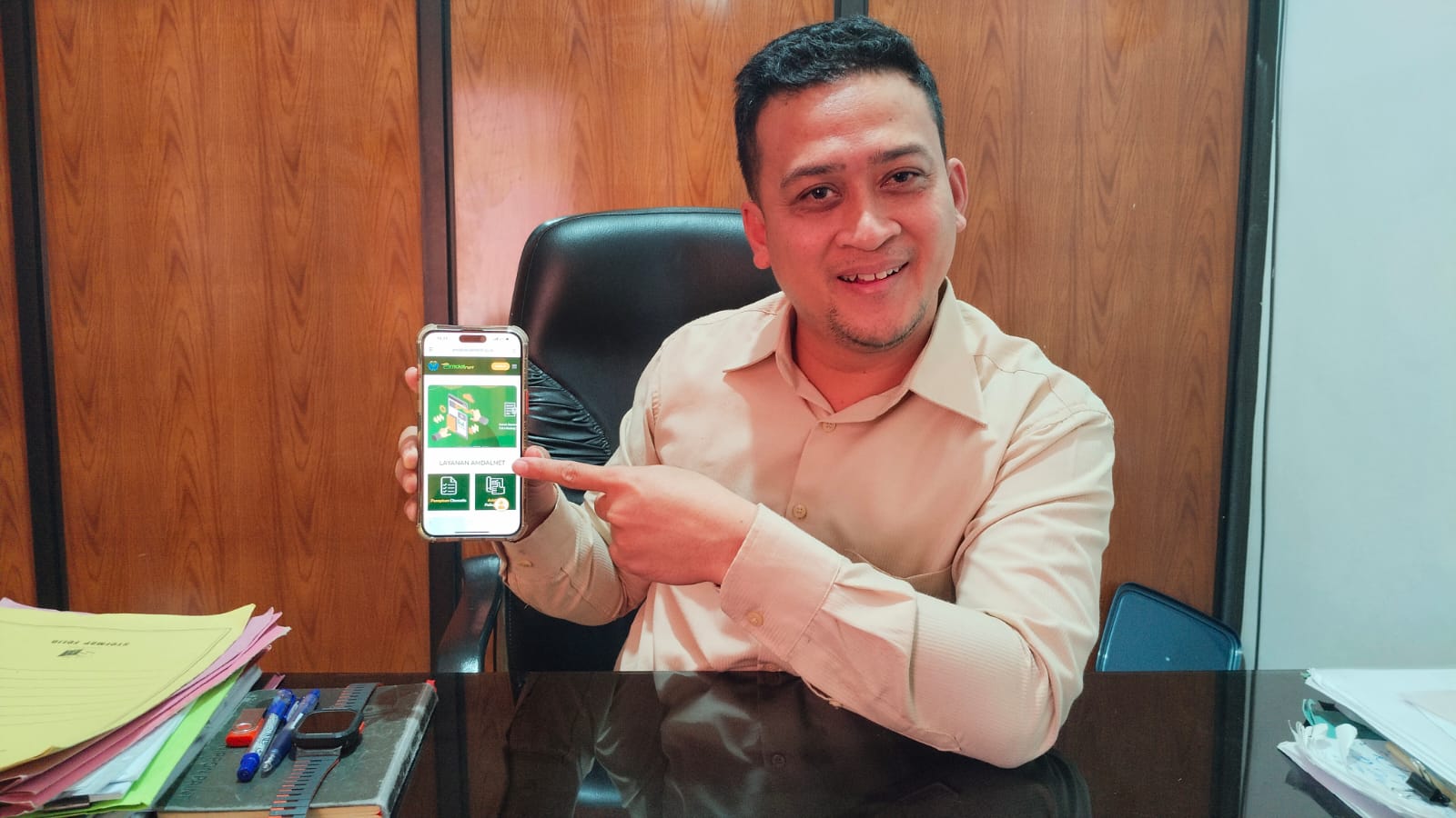 Kepala Bidang Tata Lingkungan DLH Gresik, Mohammad Ainul Mubarak, S.Sos., M.M., menunjukkan website amdalnet.