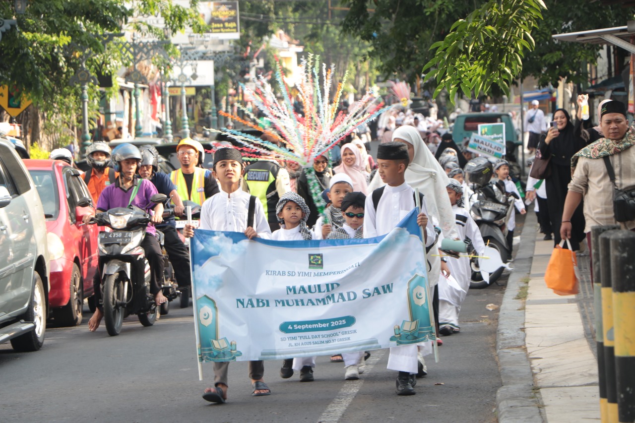 Meriah : Kirab siswa SD YIMI turut menyemarakkan rangkaian peringatan Maulid Nabi Muhammad SAW.