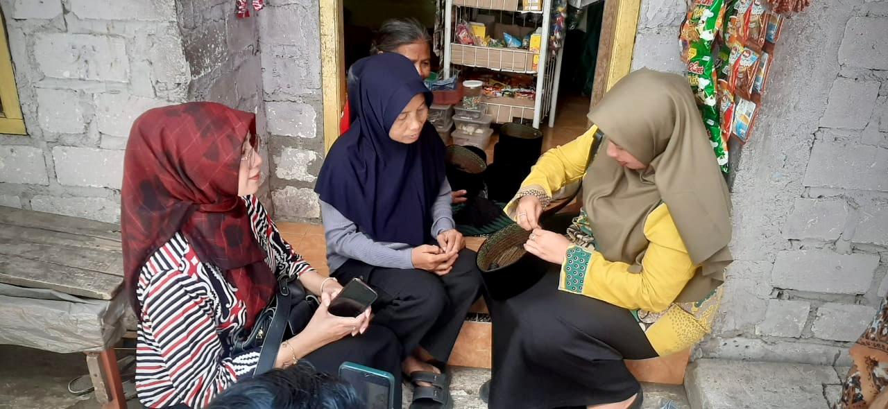 Bu Camat Gresik bersama Bu Lurah Kemuteran di kampung songkok.