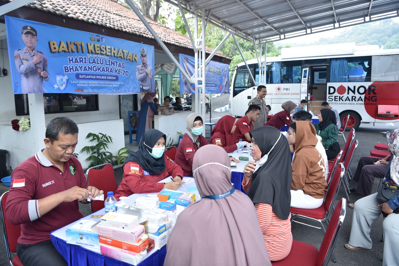 DISERBU WARGA : Warga saat menyerbu kantor Satlantas Polres Gresik untuk mendonorkan darahnya sekaligus membeli sembako murah di Pasar murah di kntor Satlantas Polres Gresik.