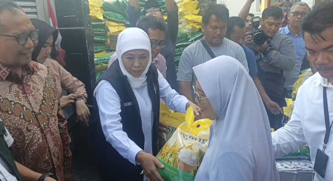 PASAR MURAH : Gubernur Jawa Timur, Khofifah Indar Parawansa hadir langsung saat Pemprov Jatim gelar pasar murah di Desa Petiken, Kecamatan Driyorejo, Gresik.
