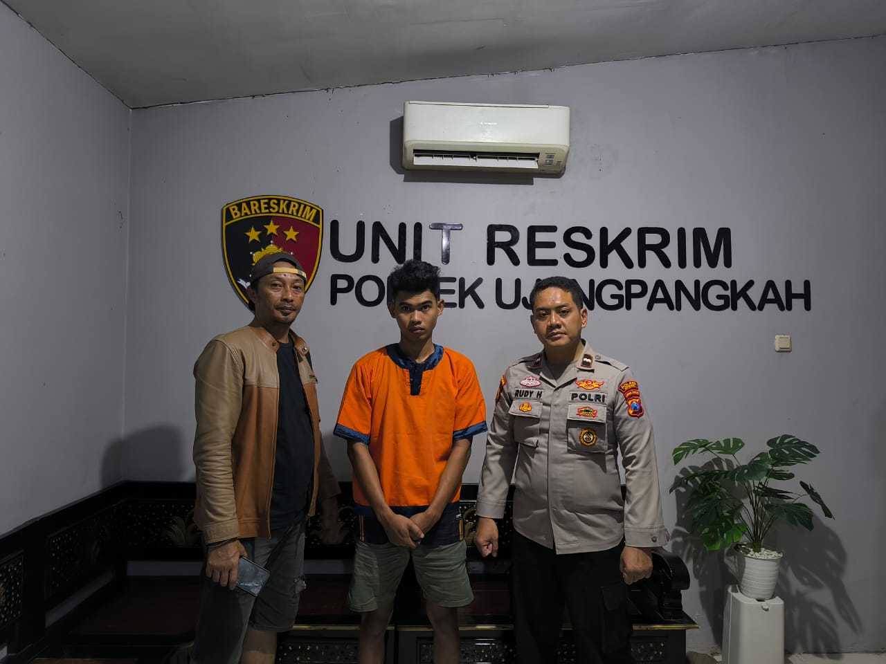 DIAMANKAN : Tersangka MDR saat diamankan di Mapolsek Ujungpangkah, Gresik.