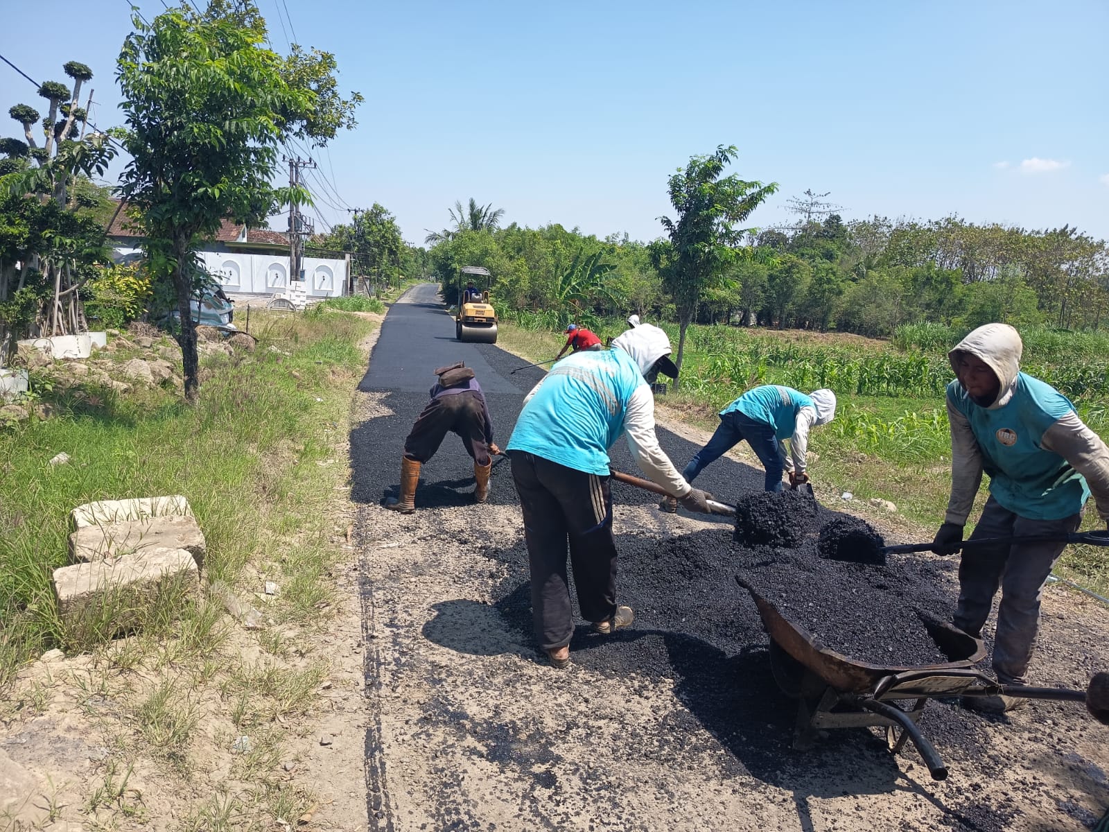 PERBAIKAN : Dengan diskon PBB 80 persen, gerak cepat URC DPUTR memperbaiki jalan rusak tersebut