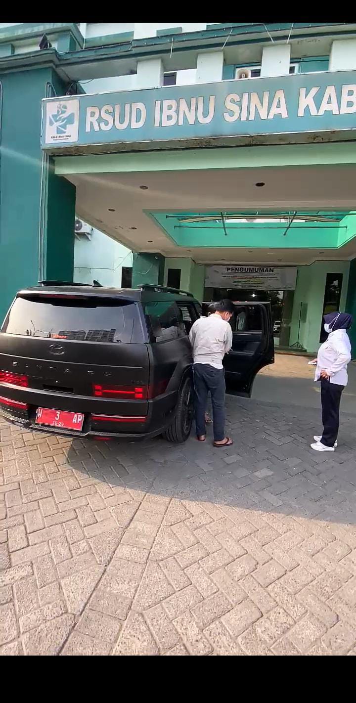 DIPINJAM : Mobil Dinas Ketua DPRD Gresik dipinjam warga untuk berobat ke Rumah Sakit Ibnu Sina Gresik