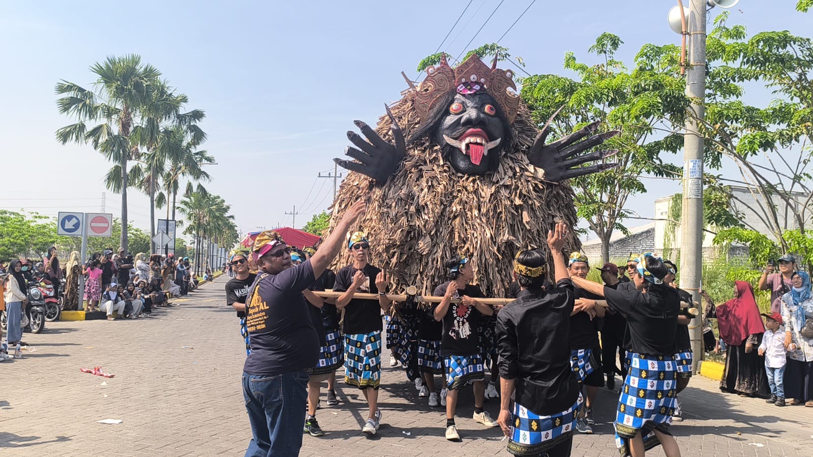 Warga PPS Manyar memeriahkan HUT ke-80 RI dengan Karnaval berkostum daur ulang.