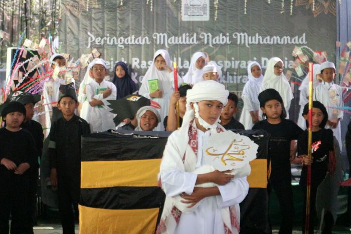 DRAMA: Ratusan siswa memenuhi halaman sekolah dengan antusias menyaksikan drama kolosal tentang kelahiran Rasulullah SAW.