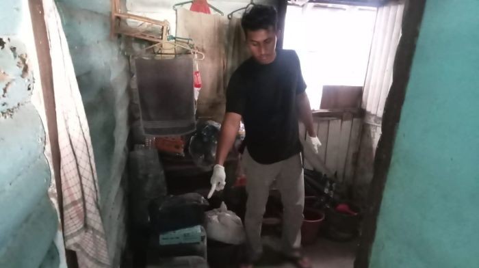 EVAKUASI : Petuga kepolisian dibantu tim medis saat melakukan evakuasi korban di sebuah kontrakan Jalan Kapten Dulasim, Kecamatan Kebomas, Gresik.