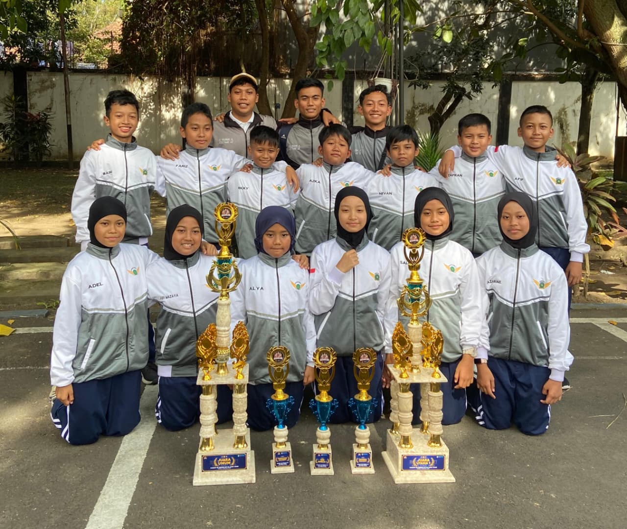 Tim Pasdanu Paskib SD NU Trate Gredik memamerkan koleksi piala dan berhasilenyabet juara umum.