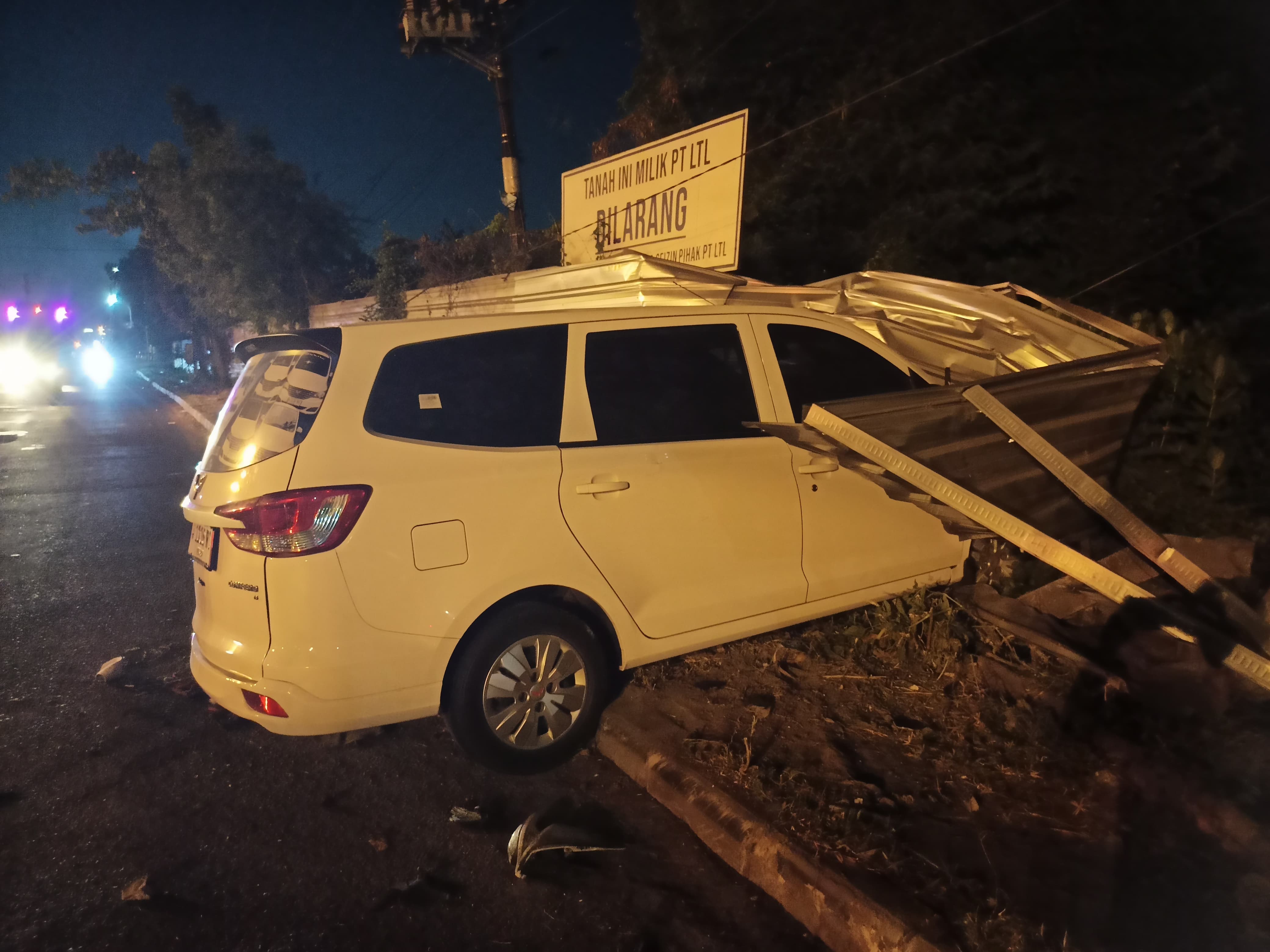 DIEVAKUASI : Anggota Polsek Manyar saat melakukan evakuasi dan membantu korban kecelakaan di Jalan Raya Sukomulyo depan pintu masuk Kawasan Industri Maspion Manyar, Kecamatan Manyar, Gresik.