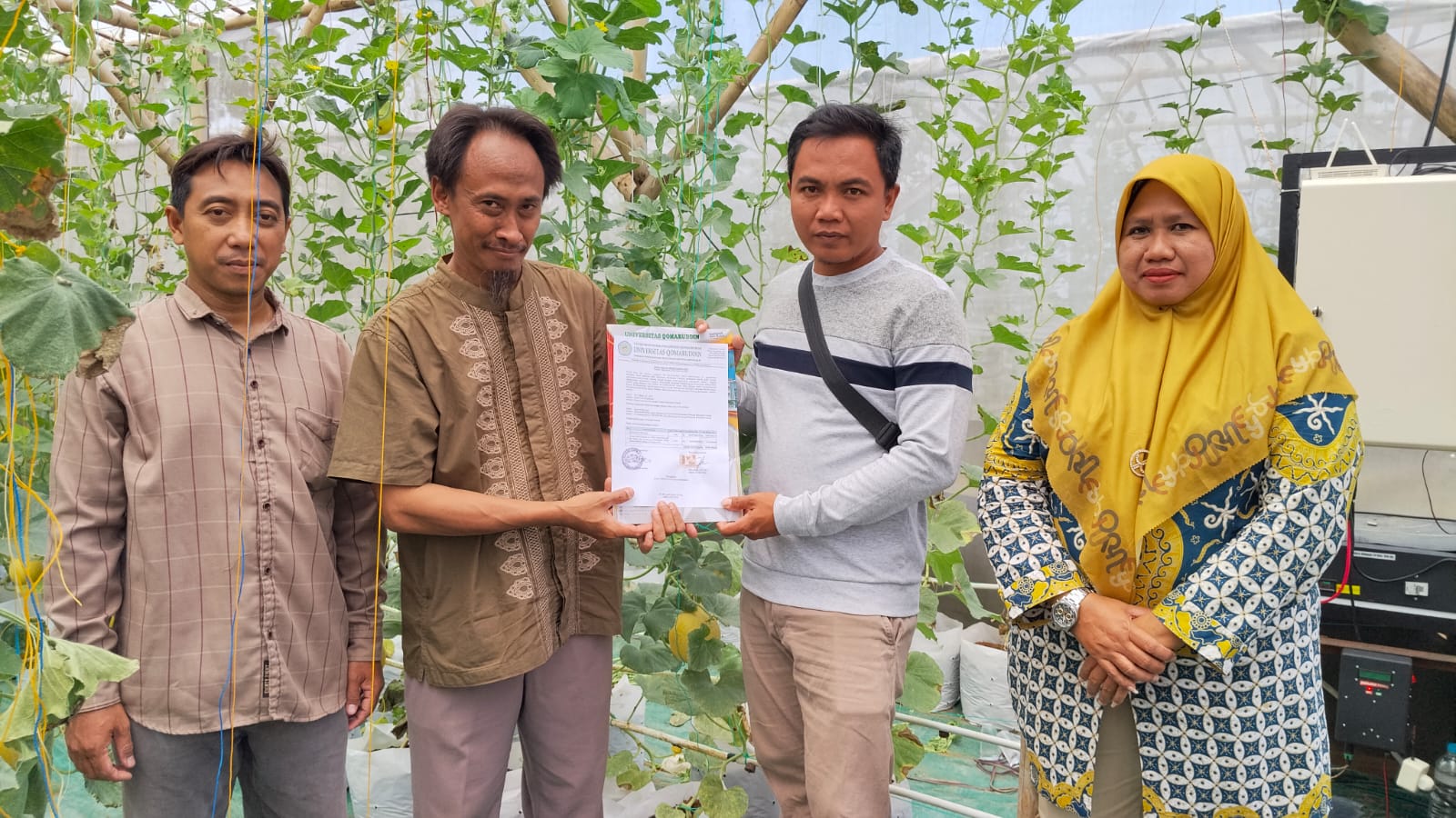 Sinergi : Tim doen Universitas Qomaruddin menyerahkan sakit Farming kepada direktur BUMDes Subur Makmur di kebun melon.