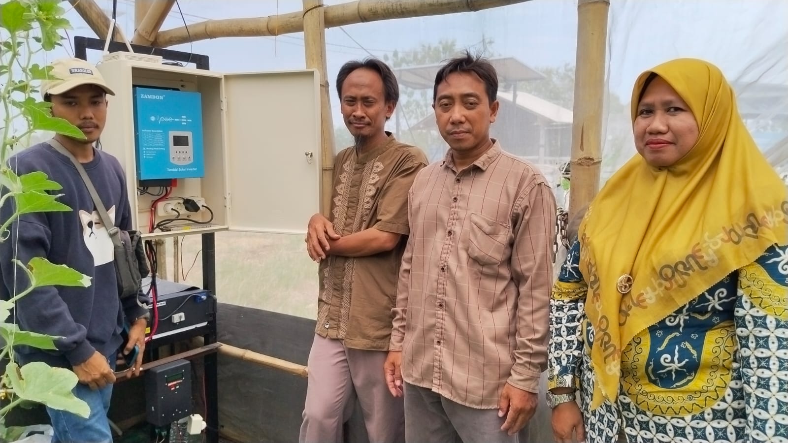 Inivasi : Tim dosen Universitas Qomaruddin menciptakan smart farming yang bisa diakses melalui aplikasi telegram.