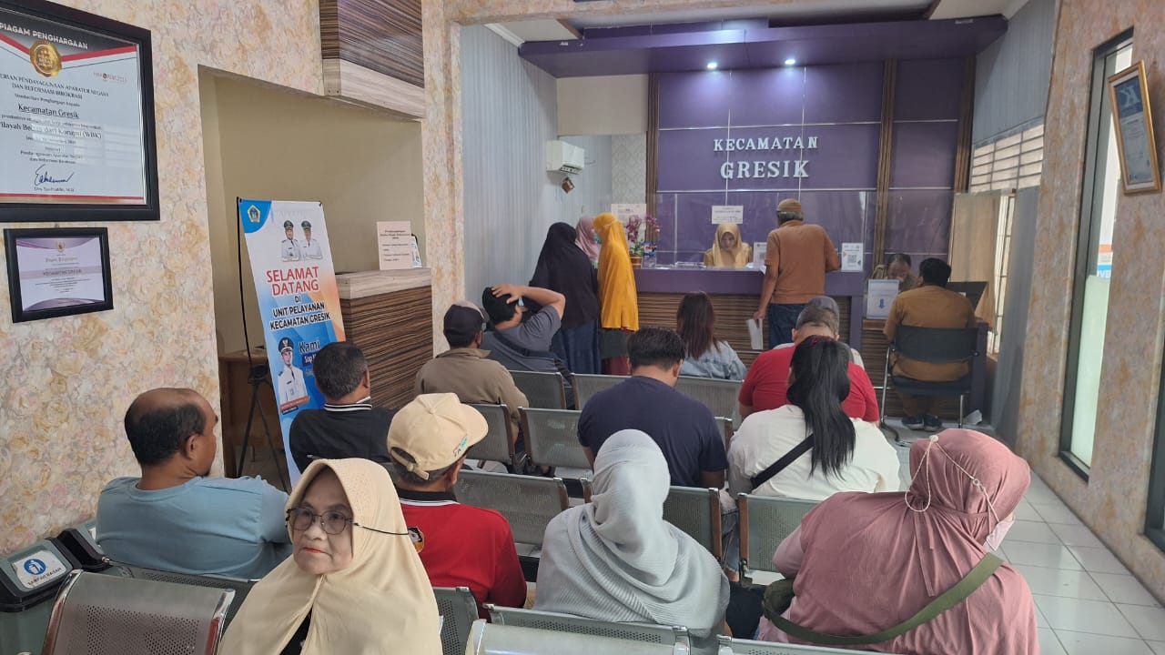 ANTRI : Masyarakat antri bayar PBB di Kecamatan Gresik