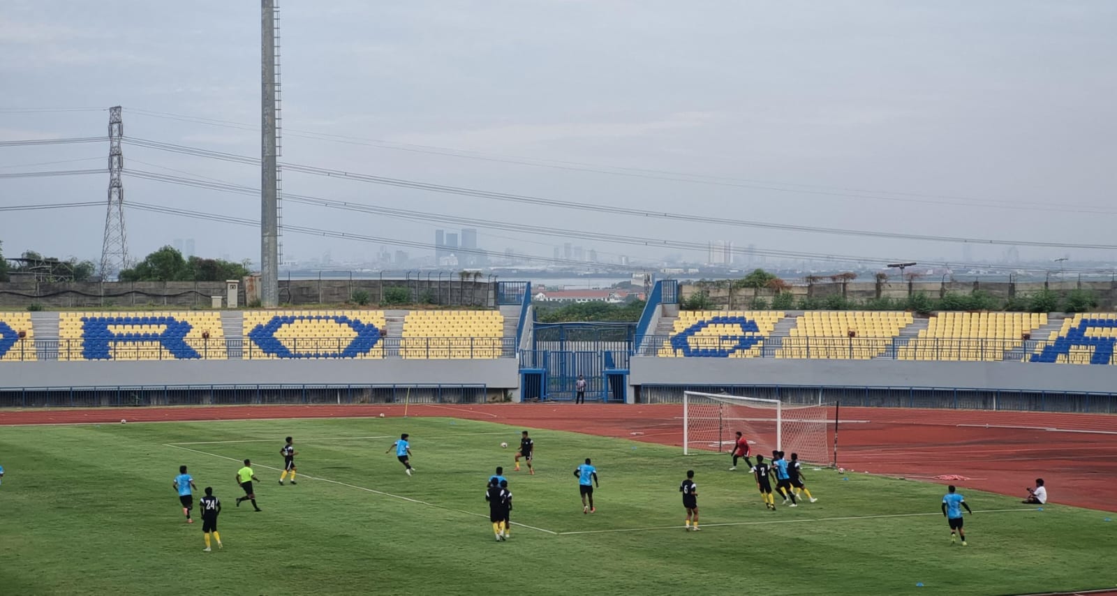 SUASANA : Saat Gresik United melawan Persela Lamongan di Gejos kemarin&nbsp;