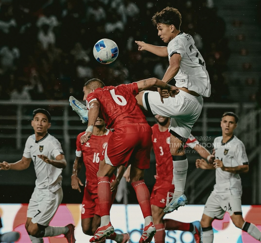 Pemain debutan Adrian Wibowo dari Los Angeles FC berebut bola dengan pemain Lebanon.