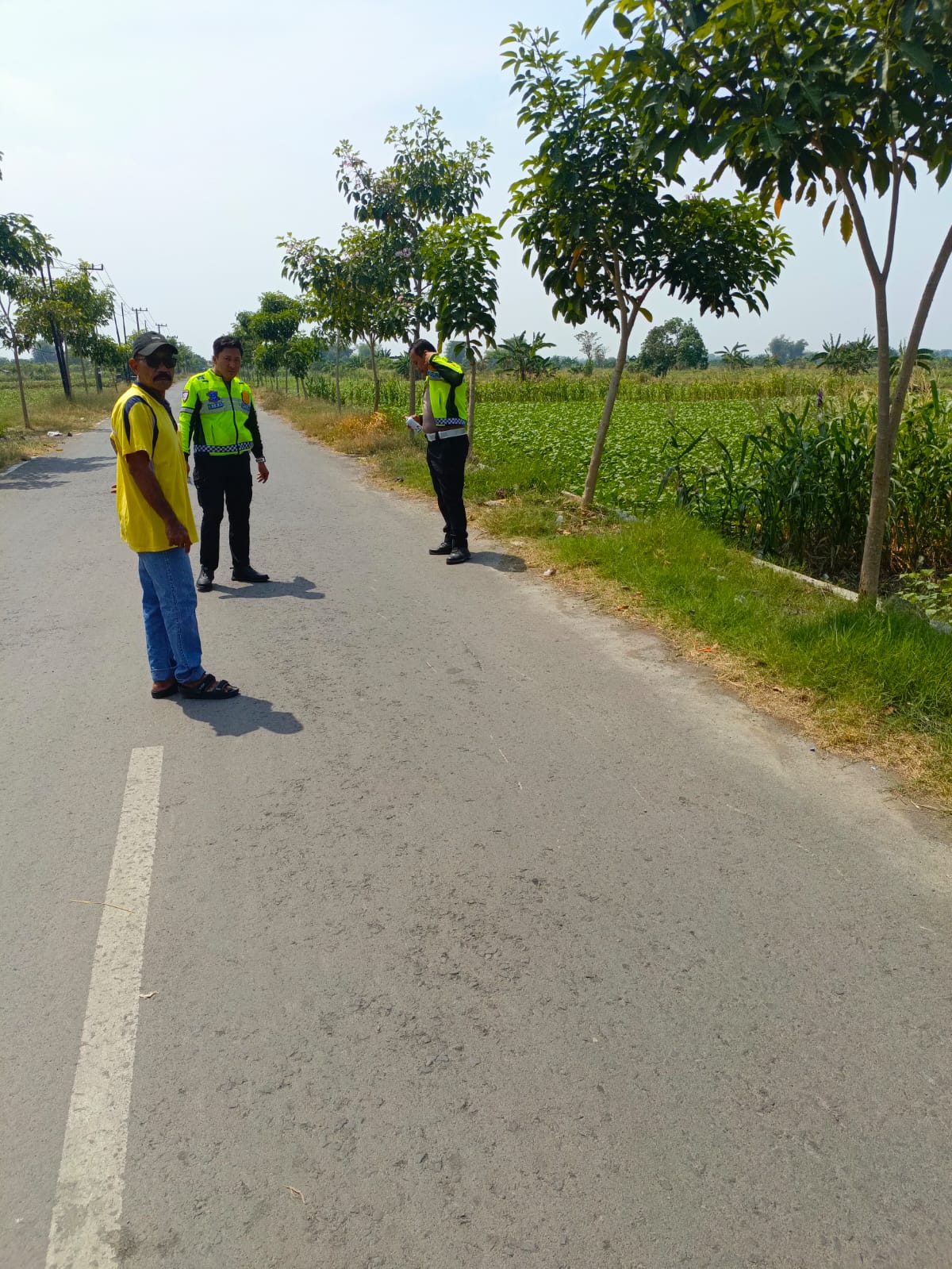TKP&nbsp; : Petugas kepolsian saat melakukan olah TKP kecelakaan lalulintas di Jalan Raya Desa Tulung, Kecamatan Kedamean, Gresik.