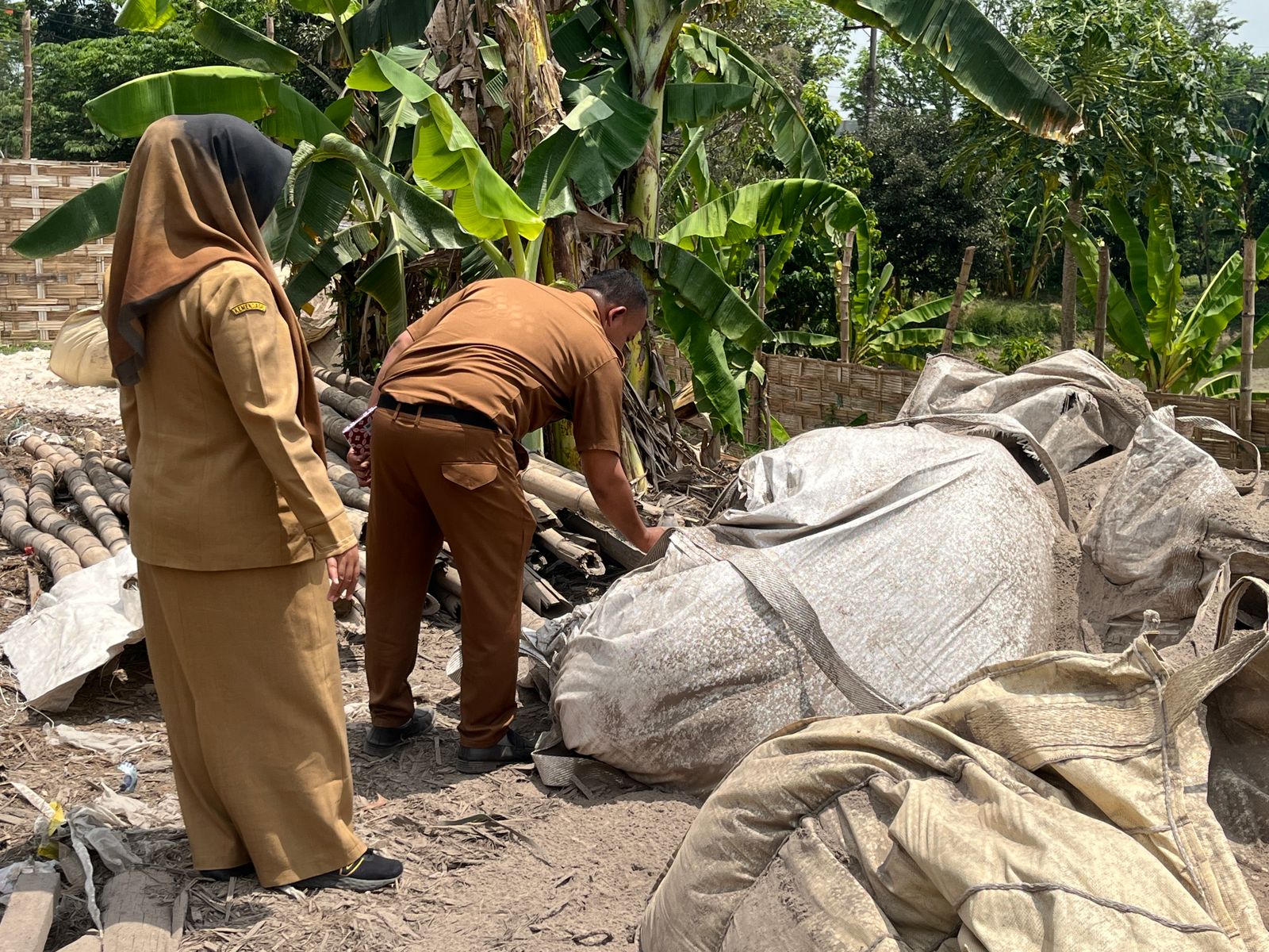 AMBIL SAMPLING : Pihak Dinas Lingkungan Hidup (DLH) Kabupaten Gresik di dampingi, Polisi dan Koramil serta Forkopimcam Bungah saat mengambil sampel dugaan limbah yang dibuang di Desa Abar - abir.