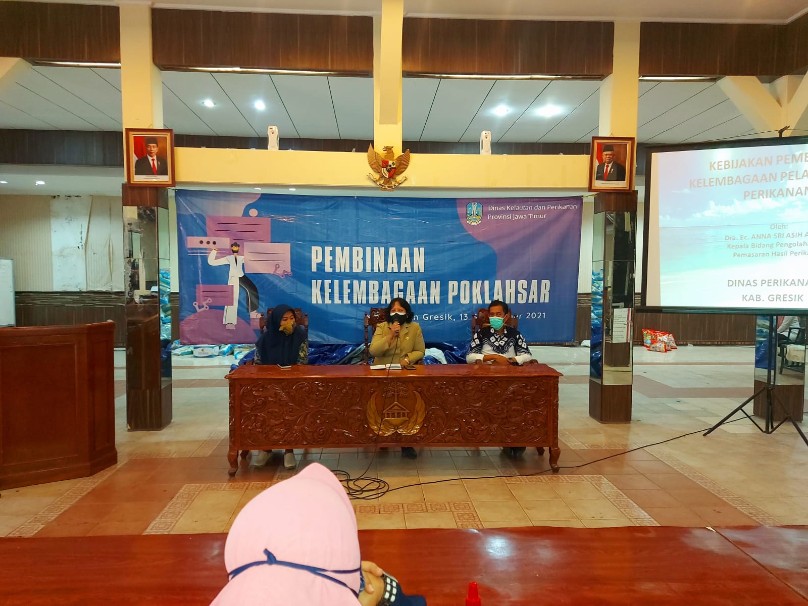 SOSIALISASI : Dinas Perikanan Gresik saat sosialisasi kepada pelaku usaha pengolahan produk perikanan di Gresik