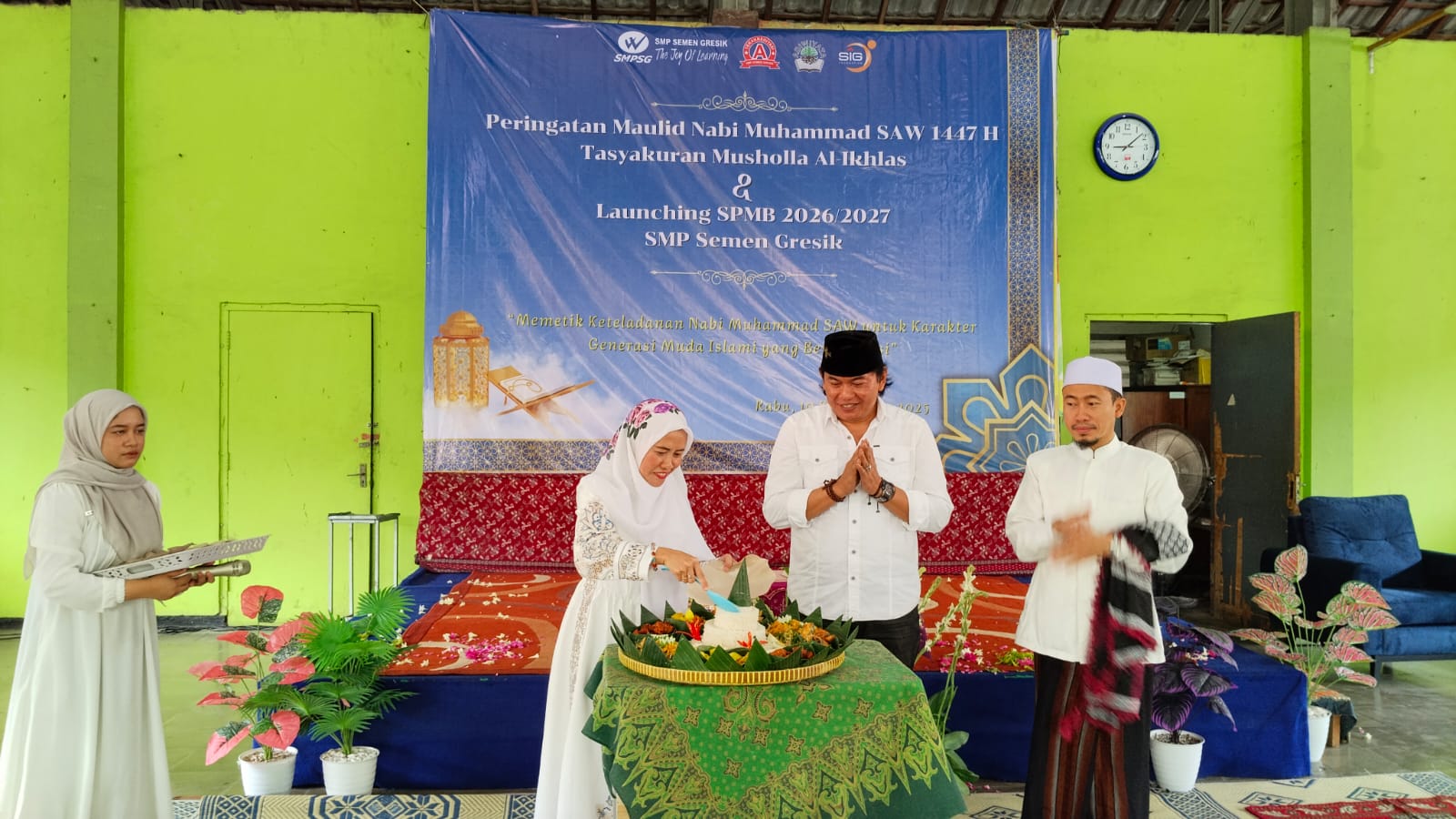 Kepala SMP Semen Gresik Fafi Ro