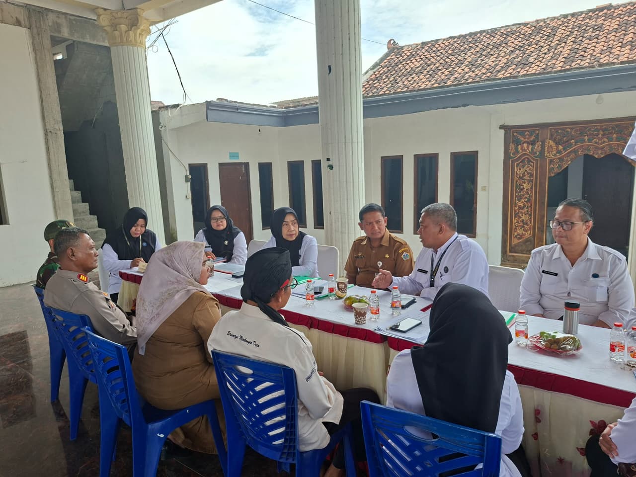 CEGAH NARKOBA: Kepala Desa Tumapel bersama BNNK Gresik, Muspika Duduksampeyan, dan tokoh masyarakat mendeklarasikan Desa Tumapel sebagai Desa Bersinar, benteng pencegahan narkoba dari tingkat desa.