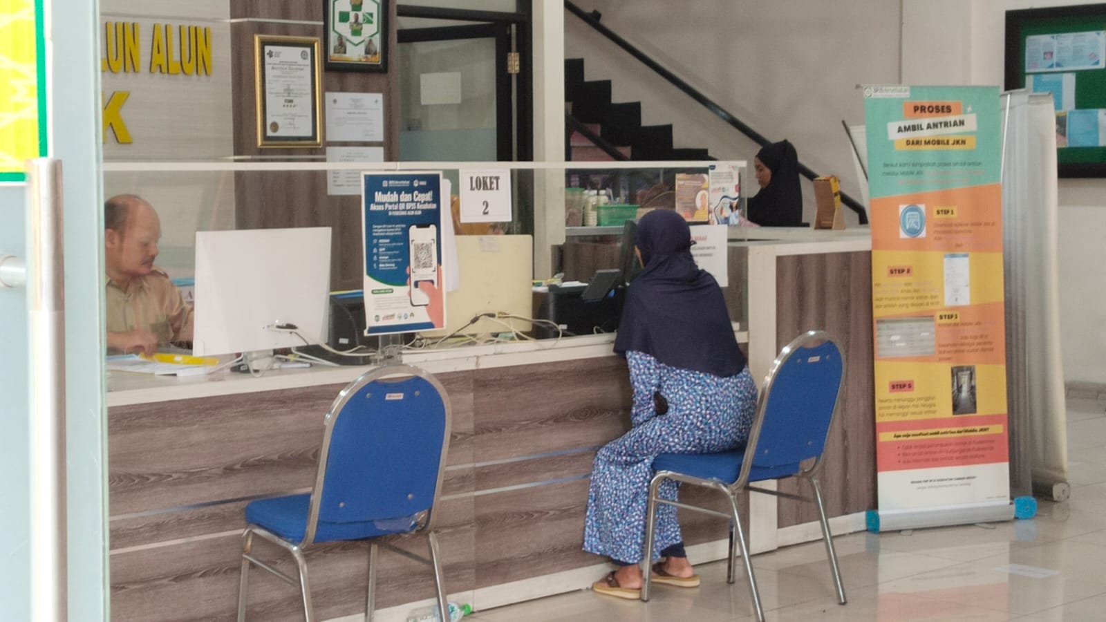 PENGOBATAN: Pasien saat berkunjung ke puskesmas mengaku biaya berobat makin tinggi di Gresik.