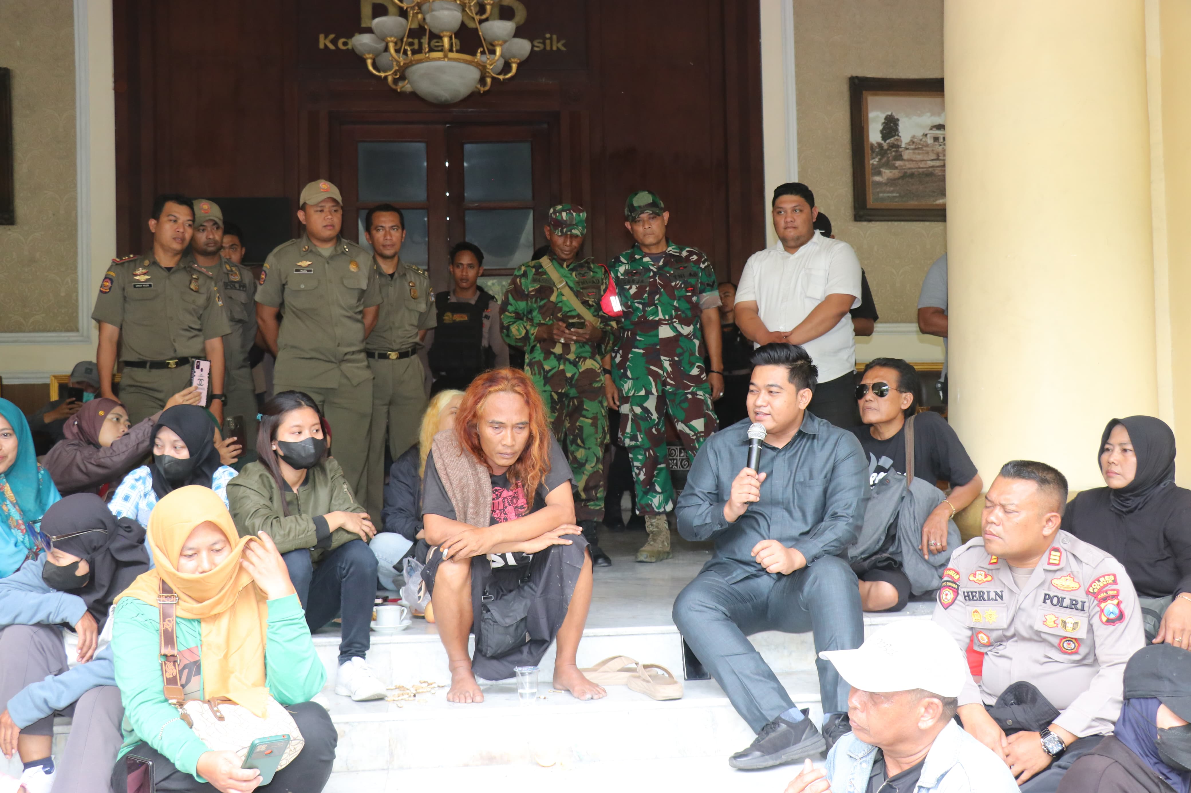 RATUSAN : Ibu-ibu korban PHK saat berdialog dengan Ketua DPRD Gresik