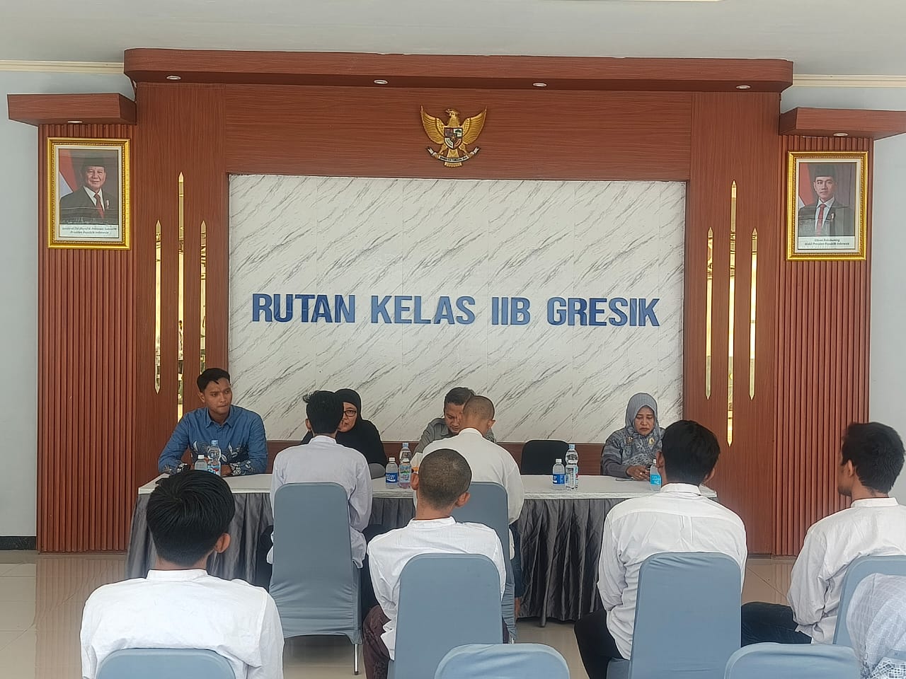 MONEV : Rutan Kelas IIB Gresik saat menggelar Monev bantuan hukum bersama Kemenkumham Jatim di aula Rutan kelas IIB Gresik.