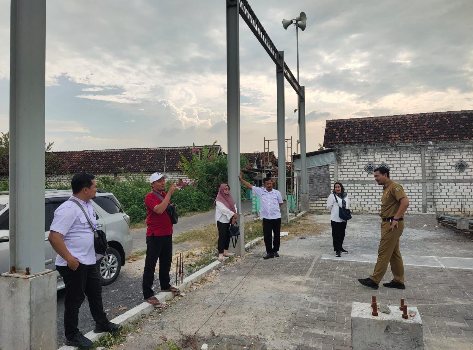 MENINJAU : Pemerintah desa saat meninjau lokasi yang akan di bangun gedung olahraga.
