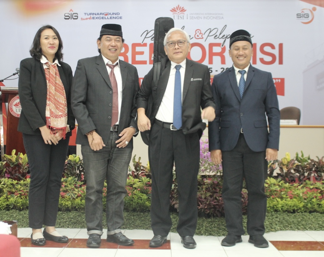 Pemberian cinderamata gitar akustik yang diberikan oleh Pengurus SIF kepada Prof. Dr. Ing. Ir. Herman Sasongko atas dedikasi dan kepemimpinan beliau selama menjabat Rektor UISI periode 2020-2025