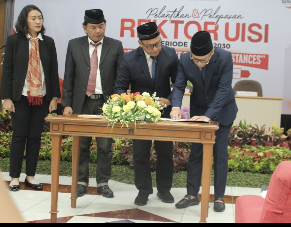 Penandatanganan komitmen Rektor UISI yang dilakukan oleh Rektor UISI Dr. Eka Ananta Sidharta dengan ketua Pengurus SIF, Dr. Effnu Subiyanto didampingi oleh Sekretaris dan Bendahara Pengurus SIF.