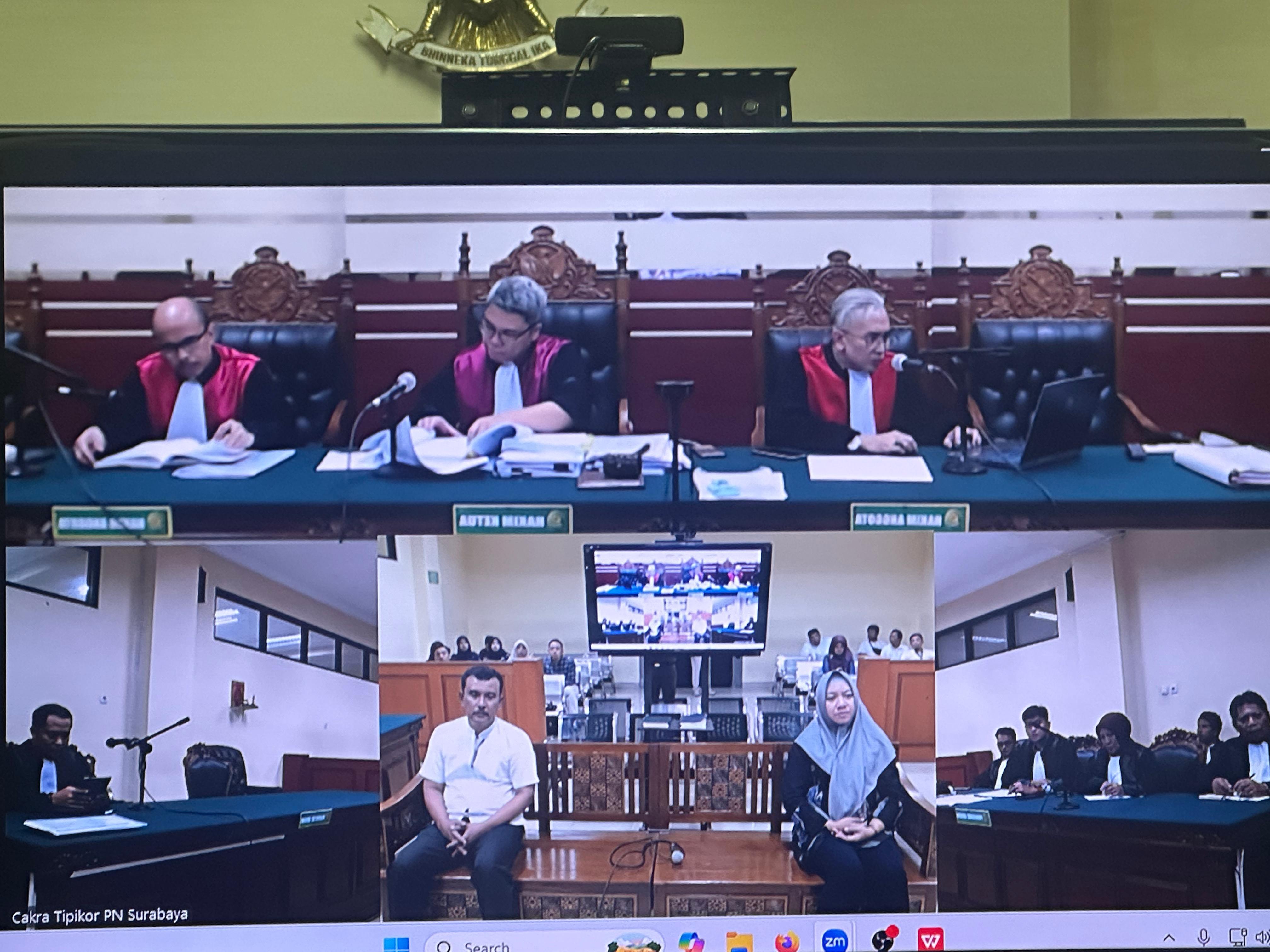 PUTUSAN : Kedua terdakwa yaitu Joko Pristiwanto dan Fransiska Dyah Ayu Puspitasari saat menjalani sidang putusan di PN (Tipikor) Surabaya.