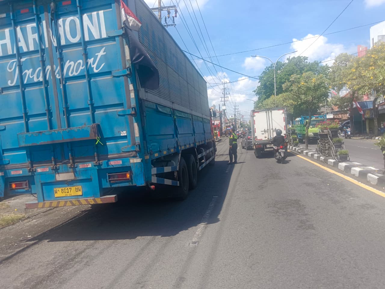 DITINDAK : Anggota Satlantas Polres Gresik saat melakukan penindakkan truk besar&nbsp; yang masih bandel dan melanggar jam operasional di jalur padat diwilayah Gresik Utara.