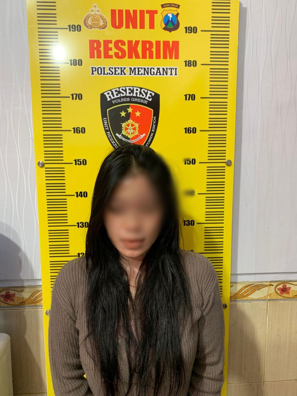DIAMANKAN : Tersangka inisial NN seorang perempuan saat diamanakan oleh pihak kepolisian beserta barang bukti sabu - sabu saat di grebek di kosannya.