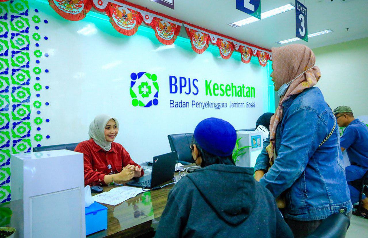 PELAYANAN : Pegawai BPJS Kesehatan Gresik melakukan pelayanan kepada masyarakat.